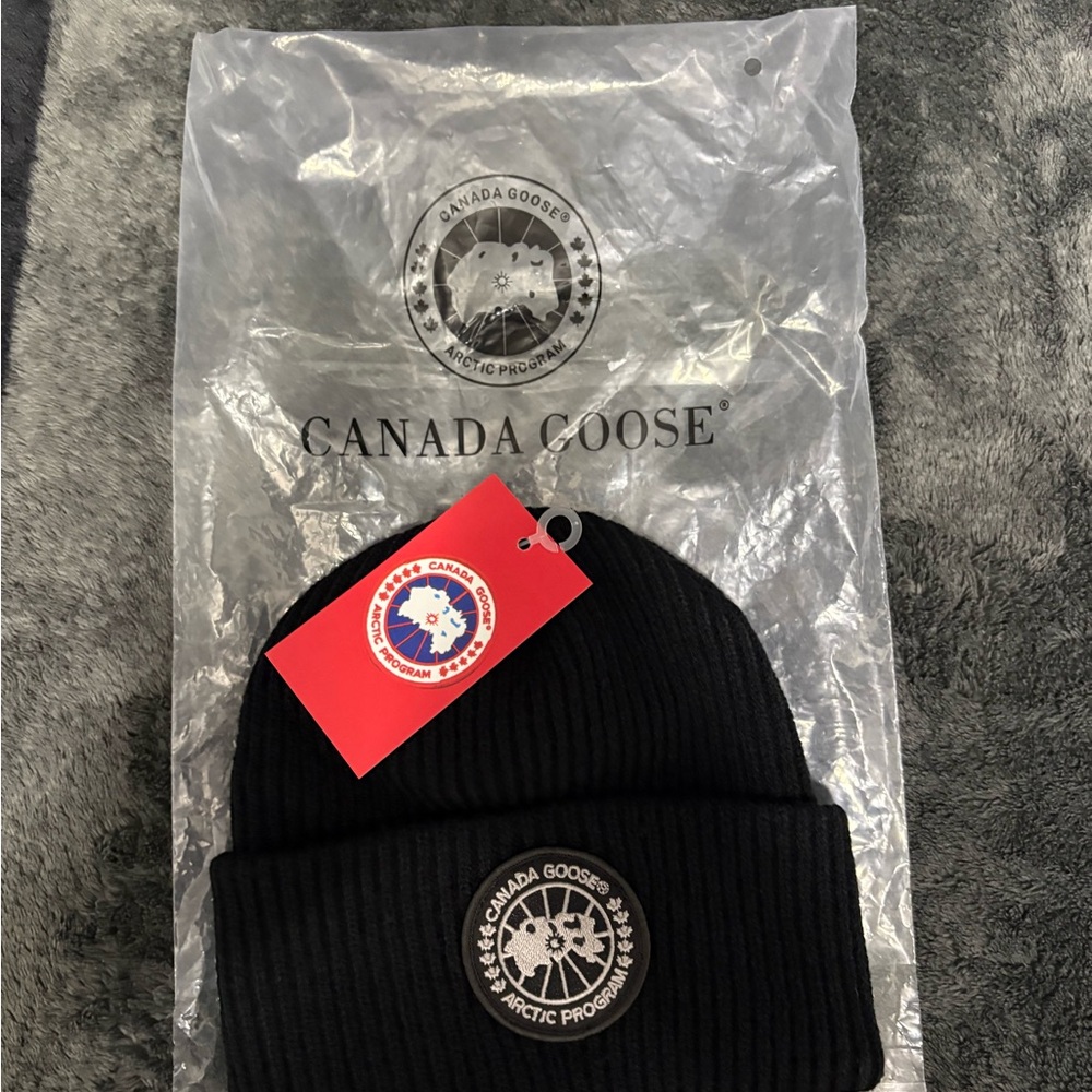 Canada Goose Black beanie - Picture 2 of 3